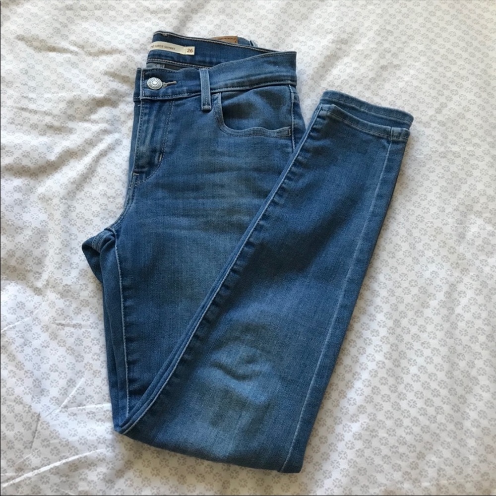 Levi’s light blue wash jeans